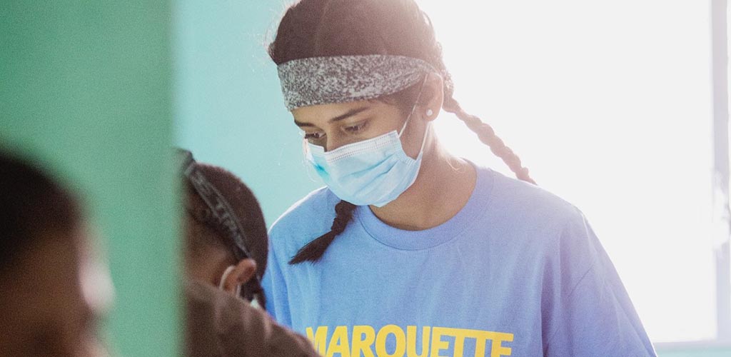 Student wearing a surgical mask during an outing with the Global Brigades program